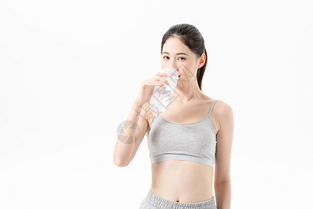 年轻女性运动健身喝水图片