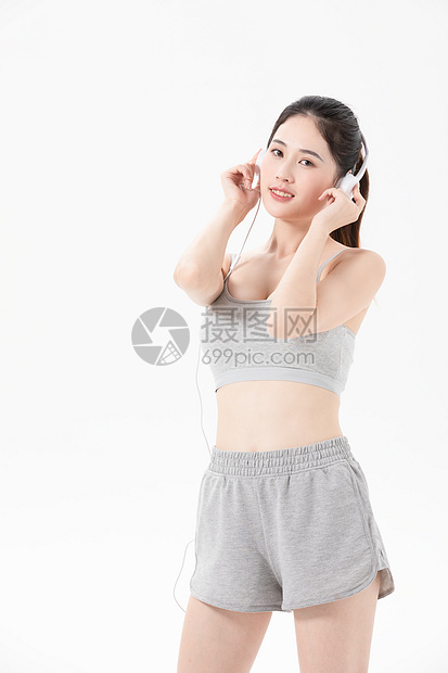 运动女性休息听音乐图片