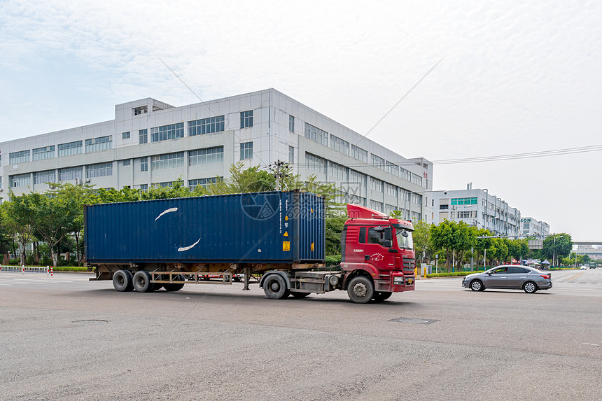 公路上行驶的货车图片