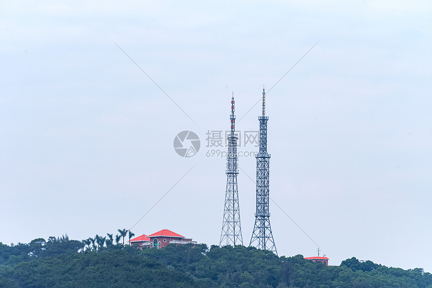 楼顶上的信号基站台图片