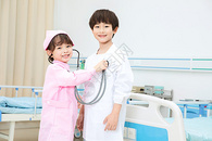 小小医生和护士拿着听诊器图片