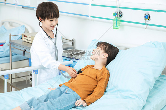 小小医生和患者听诊器图片
