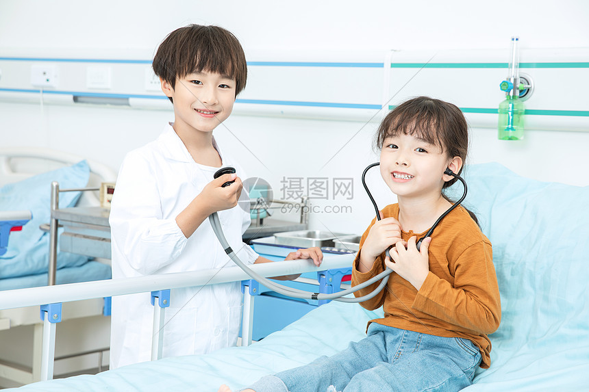 小小医生和患者听诊器图片
