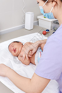 婴儿抱被医护人员给婴儿包被背景