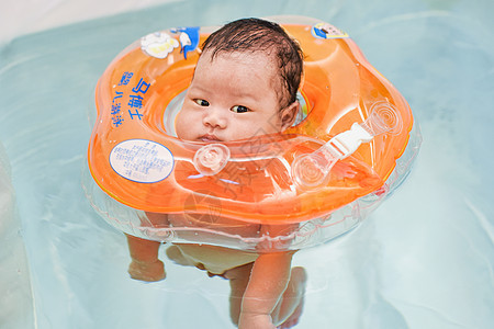 带着游泳圈洗澡的婴儿背景图片
