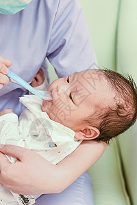 护士给新生儿喂奶图片