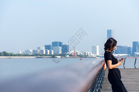 户外女性看手机背景图片