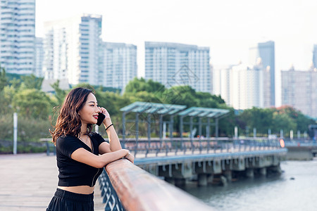 打电话的女人女性户外打电话背景