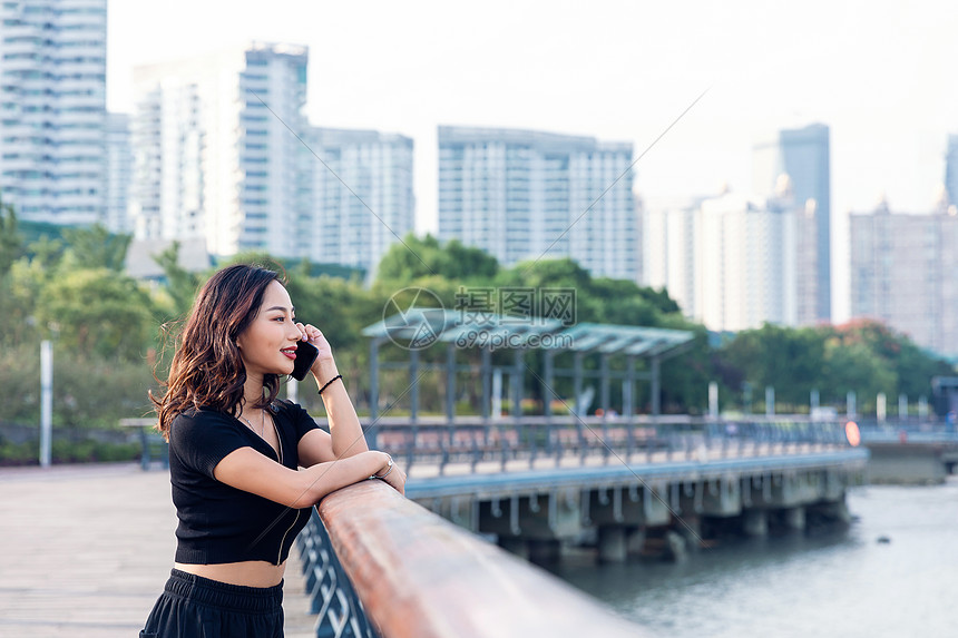 女性户外打电话图片