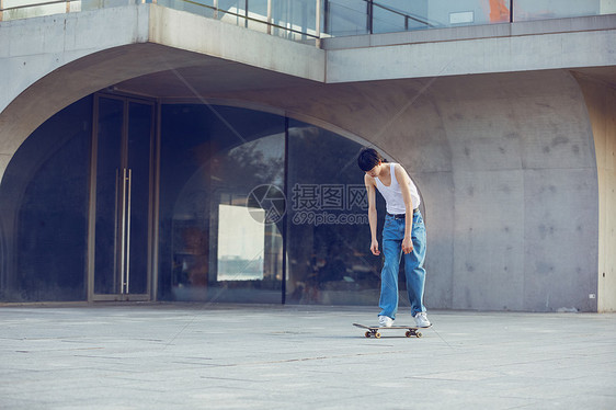 玩滑板的男性形象图片