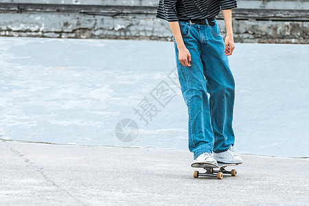 玩滑板的少年图片