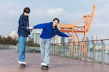 男生教女生玩滑板图片