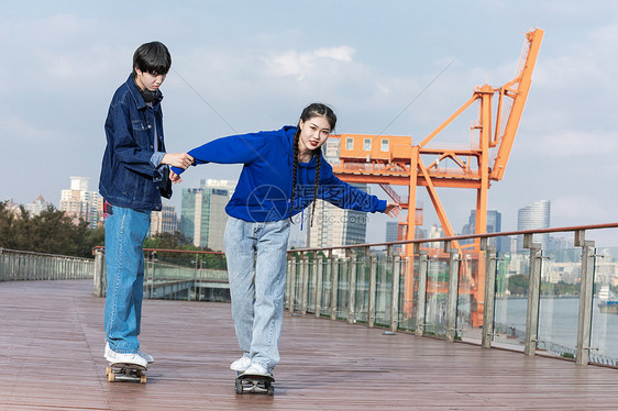 男生教女生玩滑板图片