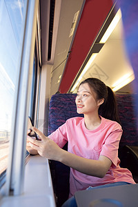 青年女性坐在高铁上图片