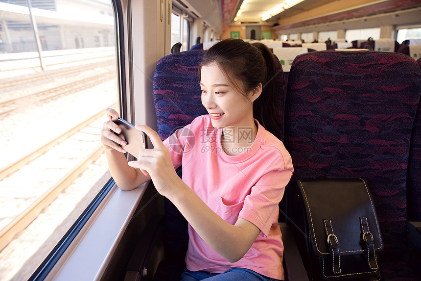 青年女性坐在高铁上图片