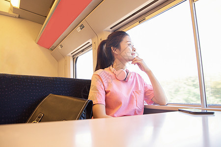青年女性坐在高铁上模特高清图片素材