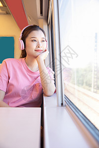 青年女性坐在高铁上东亚人高清图片素材