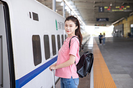 青年女性前往高铁车厢图片