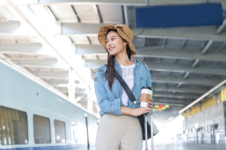 青年女性站台等待高铁图片