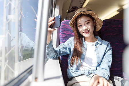 青年女性乘坐高铁图片