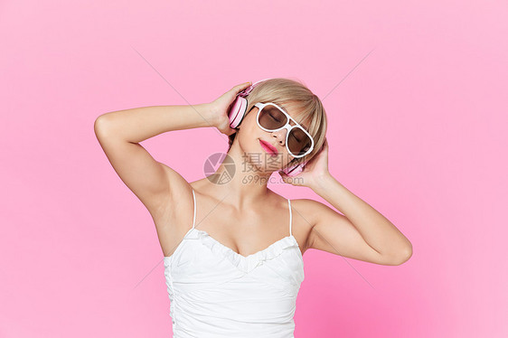 活力女性听音乐图片