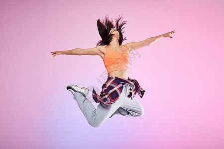 活力街舞女孩跳跃背景图片