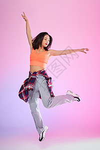 活力街舞女孩跳跃图片