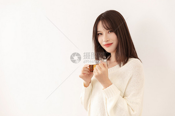 居家女性喝红茶图片