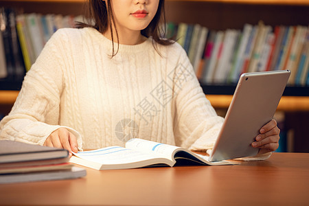 大学生图书馆看书学习图片