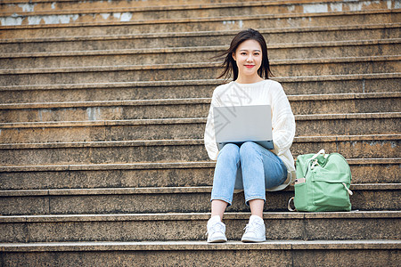 青年女性学习图片