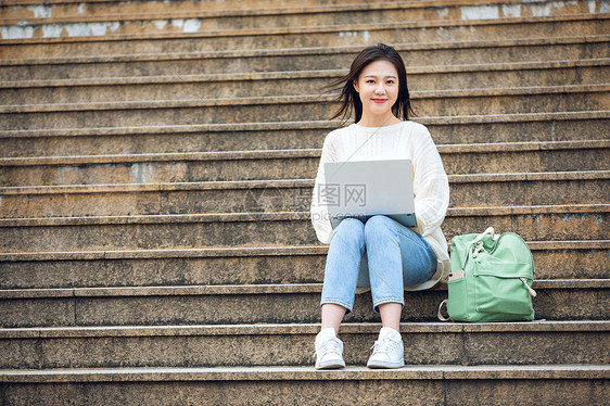 青年女性学习图片