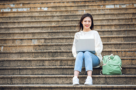 青年女性学习图片