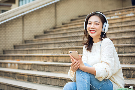 甜美女生户外听音乐中国人高清图片素材