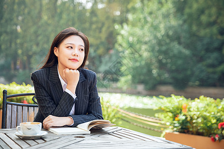 青年女性户外阅读图片