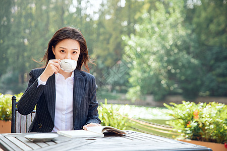 青年女性户外阅读图片