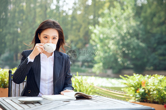 青年女性户外阅读图片