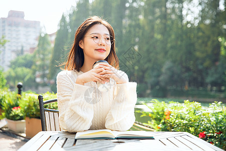 甜美女大学生形象图片