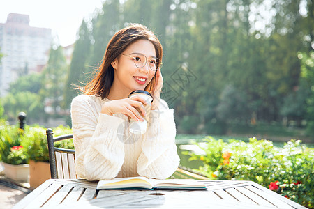 喝咖啡的女大学生图片