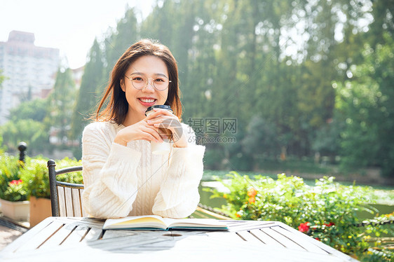 喝咖啡的女大学生图片