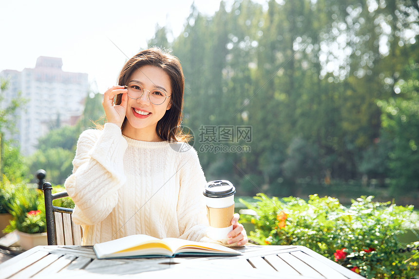 喝咖啡的女大学生图片