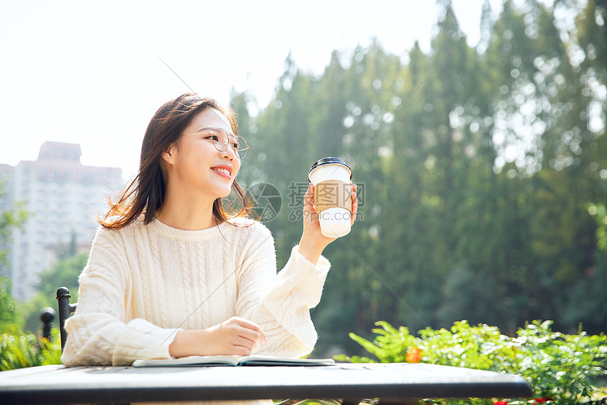 女学生户外阅读图片