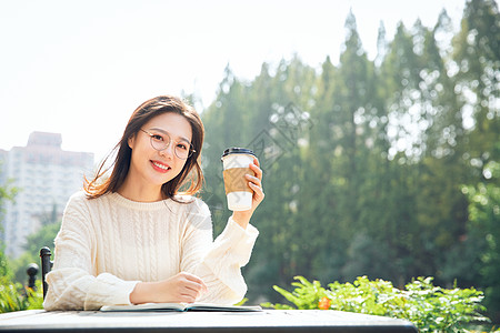 女学生户外阅读图片