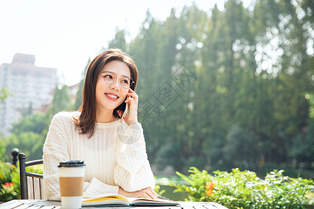 女大学生打电话图片