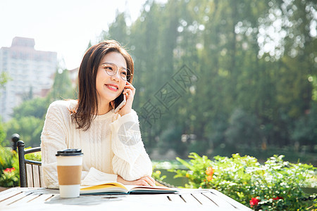 女大学生打电话图片