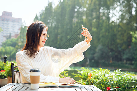 甜美女生户外自拍阳光高清图片素材