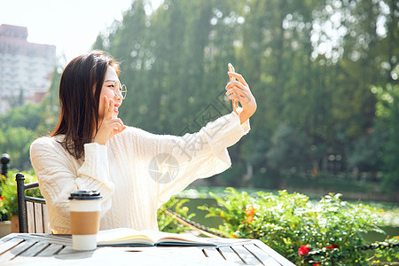 甜美女生户外自拍阳光明媚高清图片素材