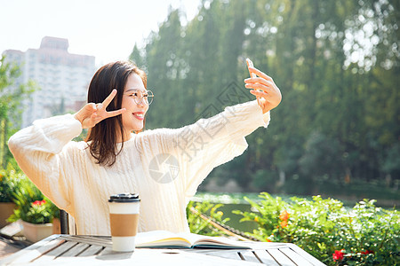 甜美女生户外自拍东亚人高清图片素材