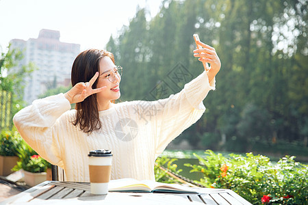 甜美女生户外自拍图片