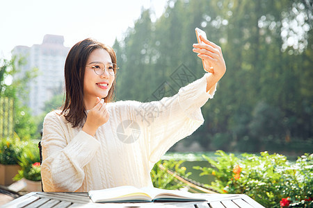 甜美女生户外自拍休闲高清图片素材