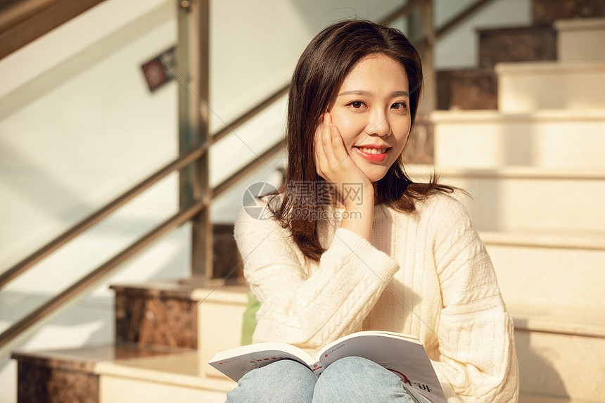 在楼梯学习的女大学生高清图片下载 正版图片 摄图网 在楼梯学习的女大学生高清图片下载 正版图片 摄图网
